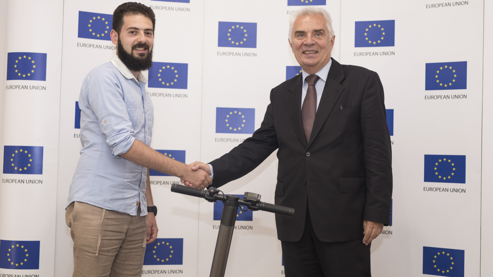 Winner of #EU4Energy photo competition received his prize from EU Ambassador to Armenia 